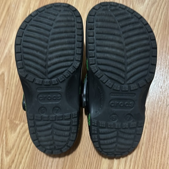 Women’s crocs size 7 - Picture 2 of 3